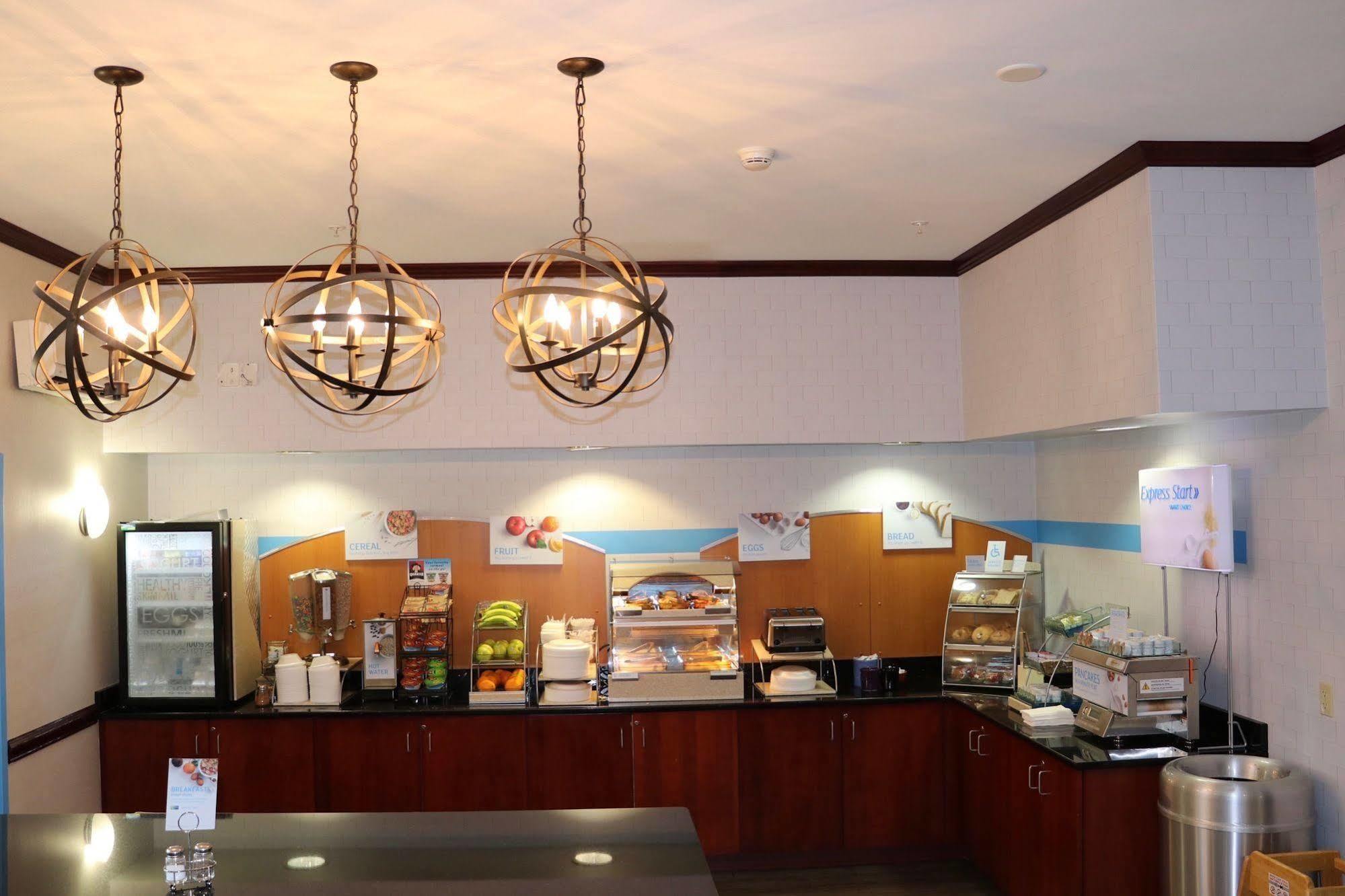 Holiday Inn Express And Suites Allentown West By Ihg Bagian luar foto